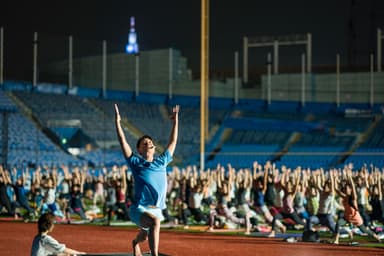 夜空を仰ぎポーズを楽しむ