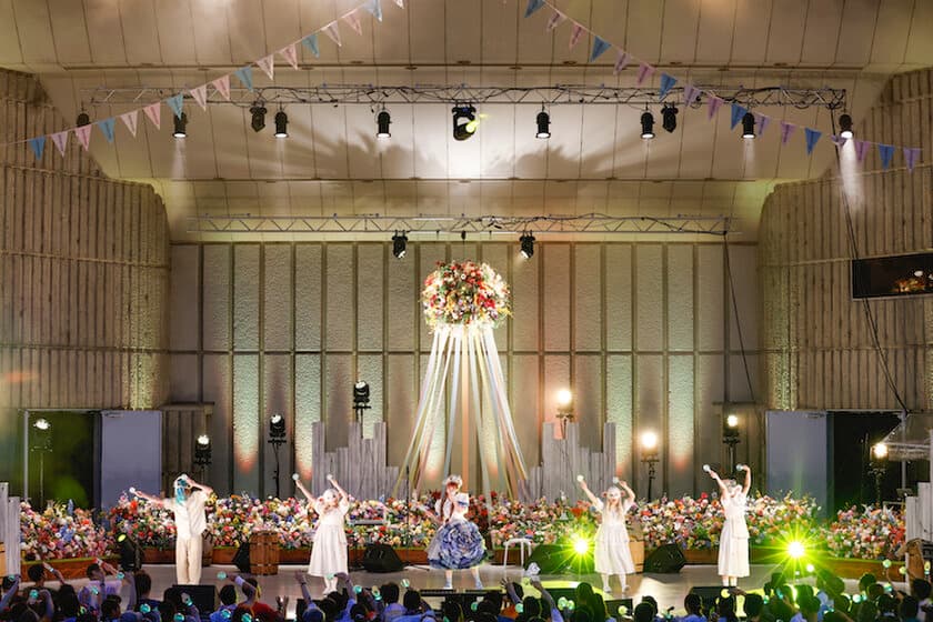 〜きゃりーぱみゅぱみゅの世界観を花とみどりで体現〜
『祝・日比谷野音100周年きゃりーぱみゅぱみゅ 
Special Live 2023 - Midnight Sun -』に協賛。
7月15日（土）に開催されたライブの、ステージ装飾、
及びステージフラワーアイテムを
日比谷花壇がプロデュースしました。