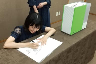 取扱説明書にサインを入れるKaedeさん