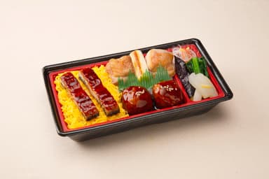 『うなぎ＆焼きとり弁当』(税込1&#44;101円／1個)