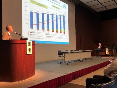 ランチョンセミナーの様子(右：狭間 研至 氏、左：ＣＢリサーチ 鎮目 努)