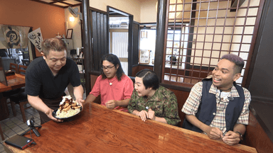 巨大丼に一同びっくり！