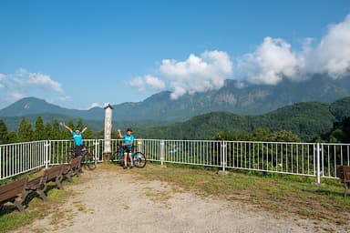 戸隠連峰の西岳や北アルプスを望む