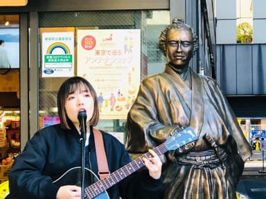 竹内藍さんの店頭ライブ1