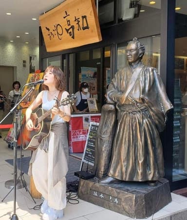 竹内藍さんの店頭ライブ2