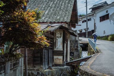 特集『信州歩く観光』(4) 中山道の茂田井間の宿。道路沿いに武重本家酒造の建物が連なり、石垣の下を水路が流れる