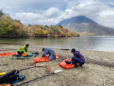 日光国立公園中禅寺湖の阿世潟でパックラフトの出発準備