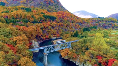 会津鉄道と紅葉する下郷町