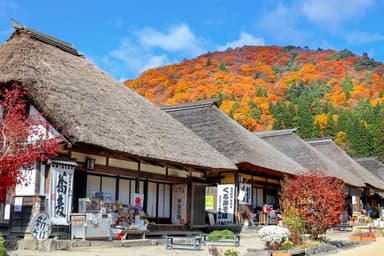 茅葺き屋根の民家が建ち並ぶ秋の大内宿