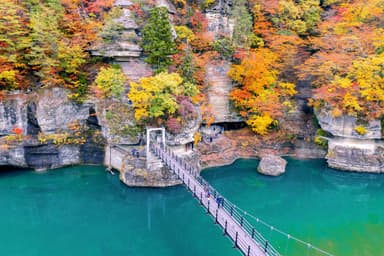 巨岩怪石の塔のへつりの秋