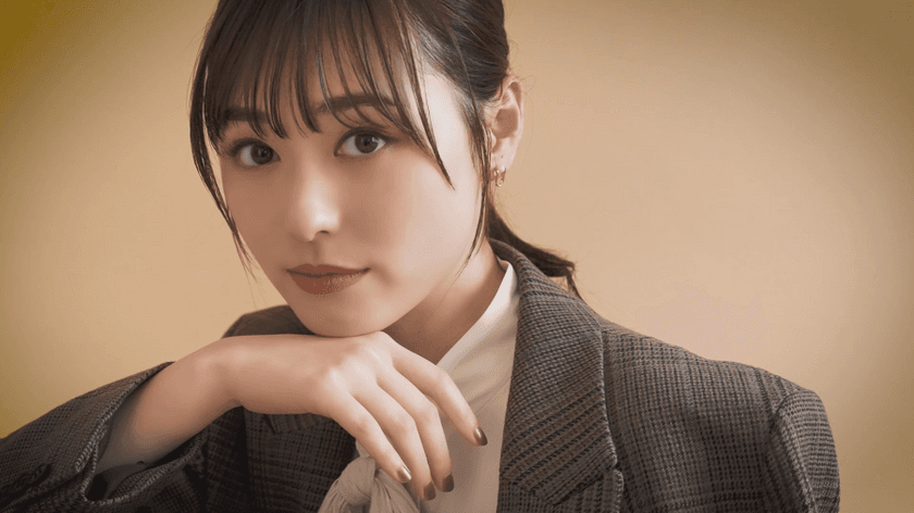 福原遥、秋色ジャケットで大人な表情。
仕事の合間の“ひと時の幸せ”を表現 Web動画公開！
台本にお絵描き、ギターの練習…秘密の休憩タイムを覗き見？
カメラに向けた無邪気な笑顔に胸キュン！
楽しみたい「○○の秋」や挑戦したい役柄語るインタビューも！

