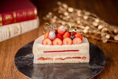 クリスマスケーキの中には苺とフランボワーズのジュレをサンド