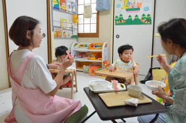 保育ママ宅での給食風景