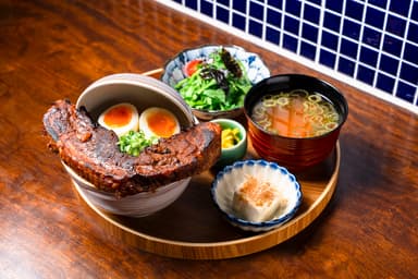 とろけるスマイル味噌角煮(約300g)丼