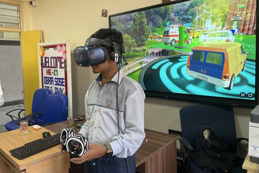 インドの学校2校でVRを活用した体験学習型のプログラムを実施　
慶應義塾大学日印研究ラボ協力のもと実現