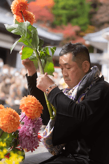 生花修飾の様子