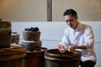 4代目となる若旦那／藤林 空也が自ら漬け込む