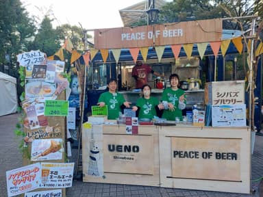 上野恩賜公園不忍池周辺の「Peace of Beer」の様子。池のライトアートを眺めながら、上野の食とビールを満喫