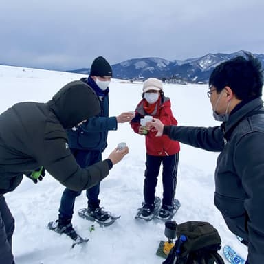 雪の上での試飲