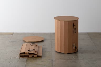 Foldable Cord Bin(左：折りたたんだ状態  右：組み立てた状態)