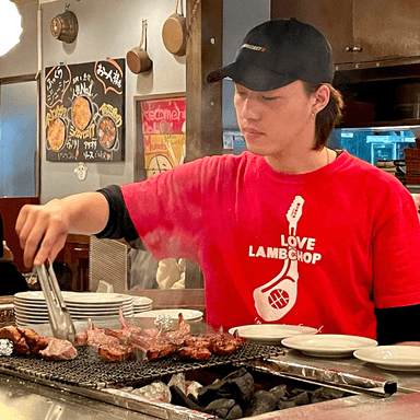 ラムチョップなどを焼き上げるライブ感のあるグリル