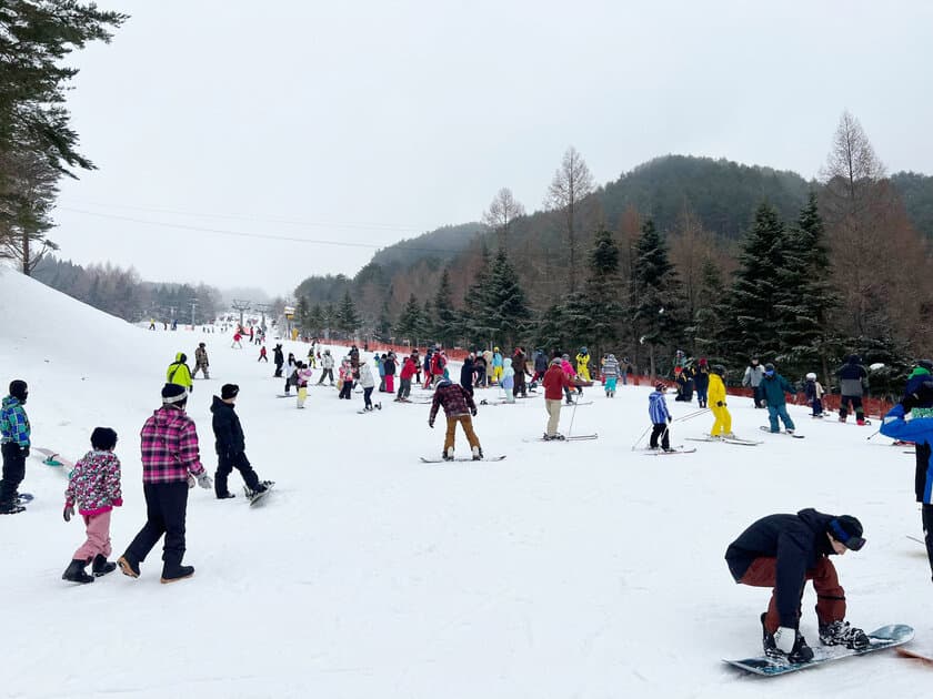 天然雪、イベント、便利アイテム。
幅広い層が楽しめる広島の「恐羅漢スノーパーク」が
2023年12月18日にゲレンデオープン