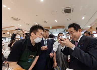 岸田首相もうっとりとご試飲