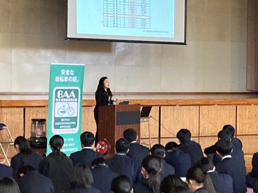 ＜自転車の安全利用促進委員会レポート＞
鳥取県立倉吉総合産業高等学校の全校生徒 約430名　
鳥取県立米子高等学校の全校生徒 約440名が
自転車の安全について学ぶ「自転車通学安全講習会」を開催