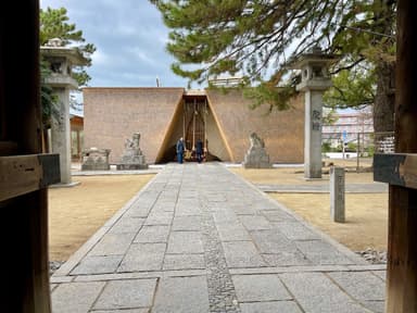 新しくなった社殿と参道