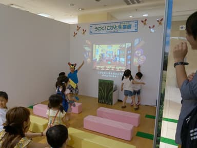 思わず飛び出したこびとにかけよる子供達