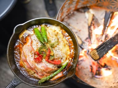 グランピング風“たき火”スキレットカレー