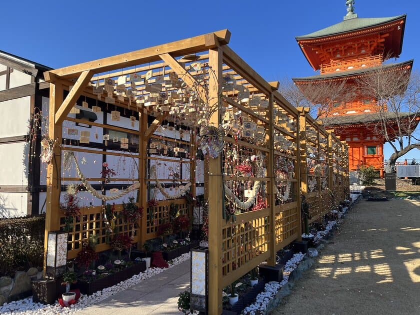 開園70年 日本初の民営公園墓地「青葉園」(さいたま市)が
1,500枚の祈願が書かれた“絵馬くぐり”木枠回廊を設置！