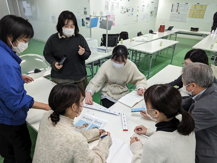 小児用の眼球運動ストレッチ器具を学生が開発！
～北里大学医療衛生学部半田ゼミとコミー株式会社の産学連携事業～