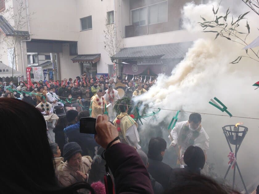 “逃げ場のない火祭！？”狭い境内での迫力ある炎の祭典
『吹田の火祭』を2月11日に常光円満寺で開催