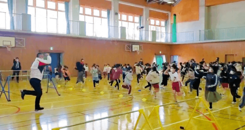 草津市立南笠東小学校へ鉄棒6本寄贈　
小学2年生 学年合同体育遊び授業実施