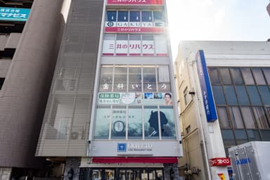 成田駅から徒歩2分の好立地で通いやすい。