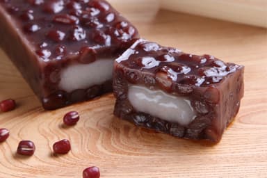 こだわりの小豆で求肥を包んだシンプルな棹菓子「あも」