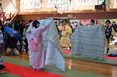 まくら投げを体験する成田さん4