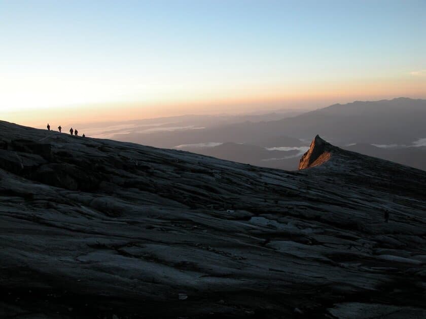 子どもたちが東南アジア最高峰「キナバル山」登山に挑戦
　“地球共生”を題材にした特別なキャンプを開催