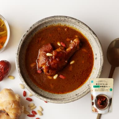 骨付きチキンのととのう参鶏湯カレー