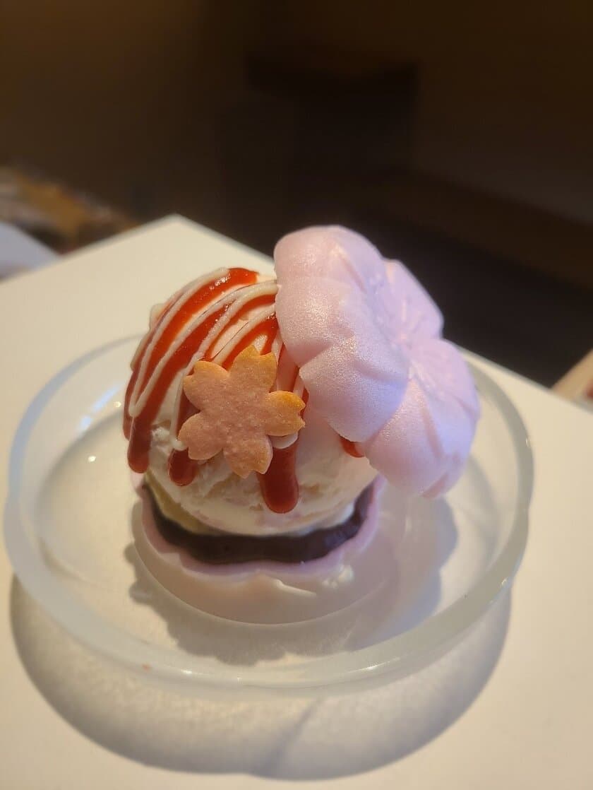 兵庫・西宮市のチョコレート専門店
「CHOCOLAT SWEETS TRAVERSEE　夙川店」が、ジェラートと
モナカを使った春スイーツ「夙川サクラ」を3月15日に発売