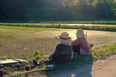 田植え仕事を終える二人