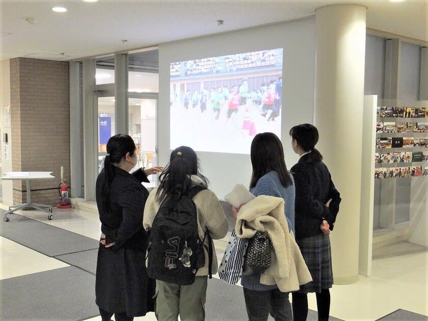 麹町学園女子が教員や在校生と一緒に学校をめぐる
「春の学校見学会」を3月下旬に開催