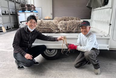 農家さんに出荷したトロロアオイをもつ企画屋かざあな番頭 川口とトロロアオイ生産組合会長 黒澤さん