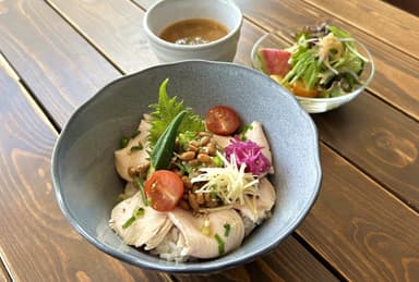 特製MCTタレで納豆とオクラを和えた鶏ムネ肉と旬野菜のネバネバ丼ランチ(スープ、サラダ付) 1&#44;200円(税込)