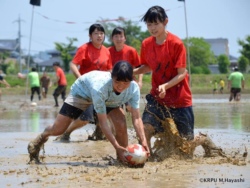 小・中学生の親子対象
ラグビーチーム“クボタスピアーズ”の選手と
「田んぼラグビー」を楽しもう！4月10日(水)参加者募集開始