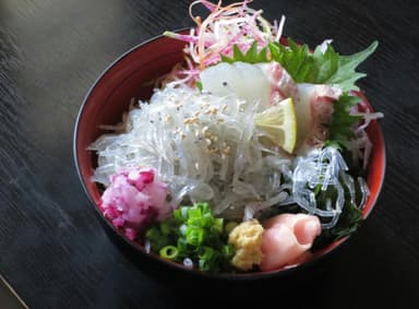 レストラン海峡楼の生しらす丼　税込1&#44;380円