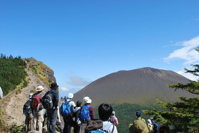 大浅間火煙太鼓の響きとともに、登山シーズンを告げる浅間山開山式　
浅間山男による豚汁のふるまい、料亭の主人による焼き鳥も！