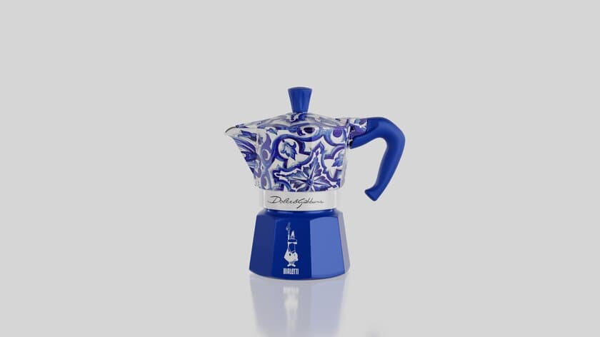 ドルチェ＆ガッバーナ(Dolce&Gabbana)と
ビアレッティ(Bialetti)が再び手を組み、
イタリアン コーヒーの伝統を祝う新しい
「ブルーメディテラネオ」コレクションを発表