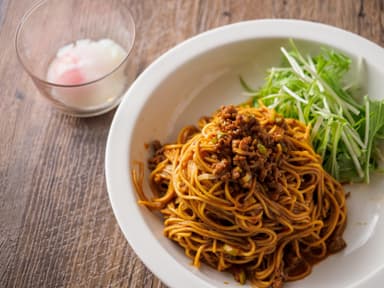 正宗汁なし担々麺(温玉付き)